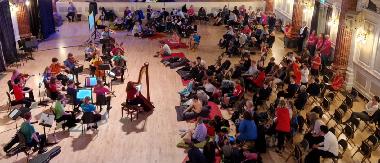 A view of the relaxed concert showing the audience and the musicians.